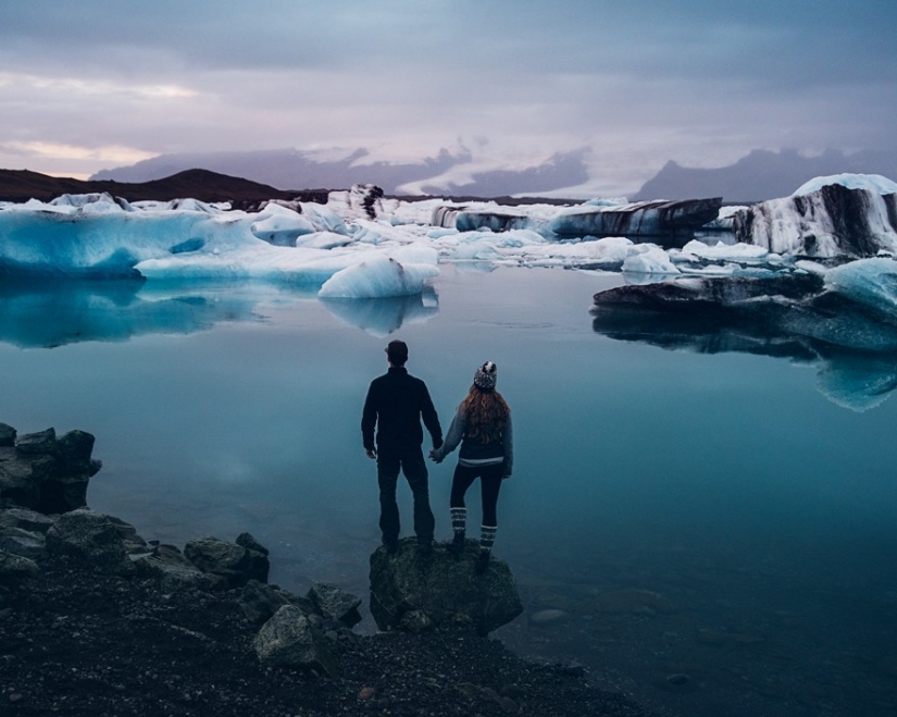 En lugar de una boda tradicional con un maestro de ceremonias y parientes masticadores, esta pareja decidió casarse en Islandia. En lugar de una boda tradicional con un maestro de ceremonias y parientes masticadores, esta pareja decidió casarse en Islandia.