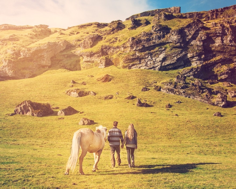En lugar de una boda tradicional con un maestro de ceremonias y parientes masticadores, esta pareja decidió casarse en Islandia. En lugar de una boda tradicional con un maestro de ceremonias y parientes masticadores, esta pareja decidió casarse en Islandia.