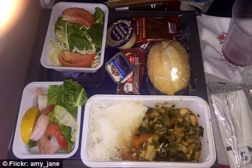En qué se diferencia la comida de los pasajeros en clase ejecutiva y clase económica en el avión