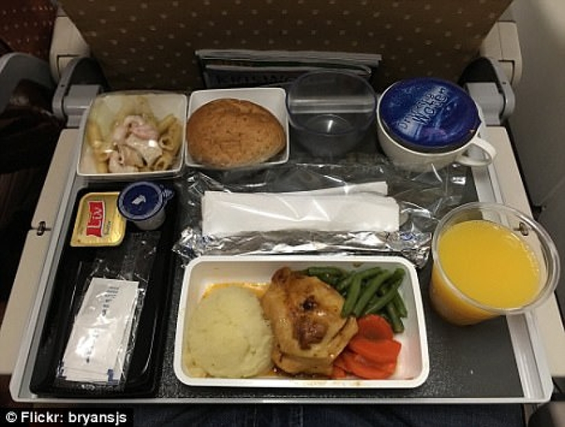 En qué se diferencia la comida de los pasajeros en clase ejecutiva y clase económica en el avión