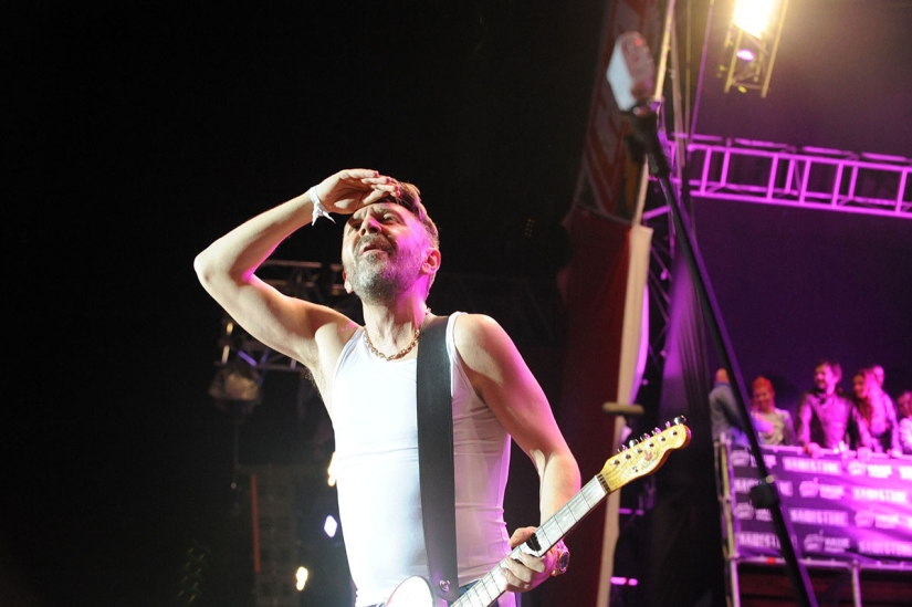 En San Petersburgo, para beber, en TASS — para fumar. Shnurov anunció un concierto en Moscú