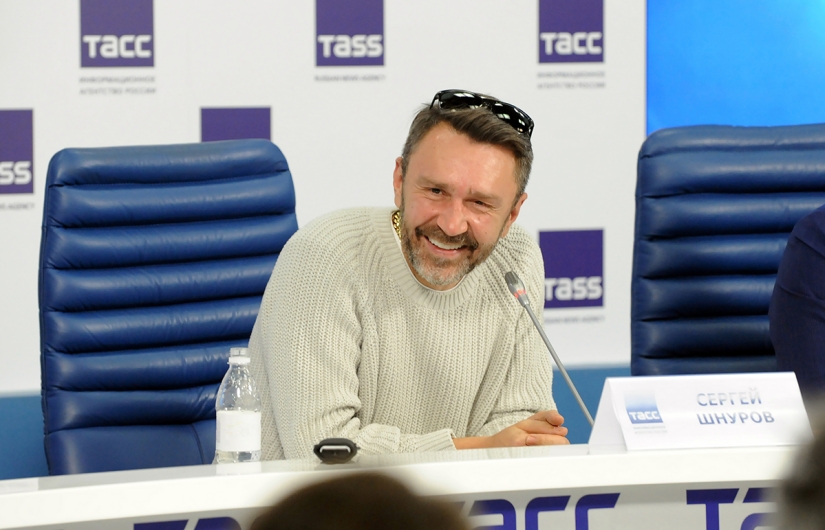 En San Petersburgo, para beber, en TASS — para fumar. Shnurov anunció un concierto en Moscú