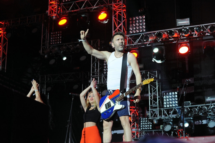 En San Petersburgo, para beber, en TASS — para fumar. Shnurov anunció un concierto en Moscú