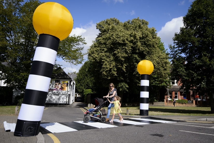 En todas partes tenemos un camino: el británico inventó una "cebra" portátil