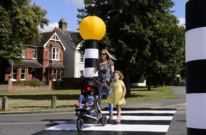 En todas partes tenemos un camino: el británico inventó una "cebra" portátil