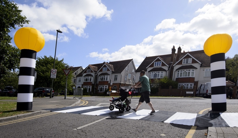En todas partes tenemos un camino: el británico inventó una "cebra" portátil