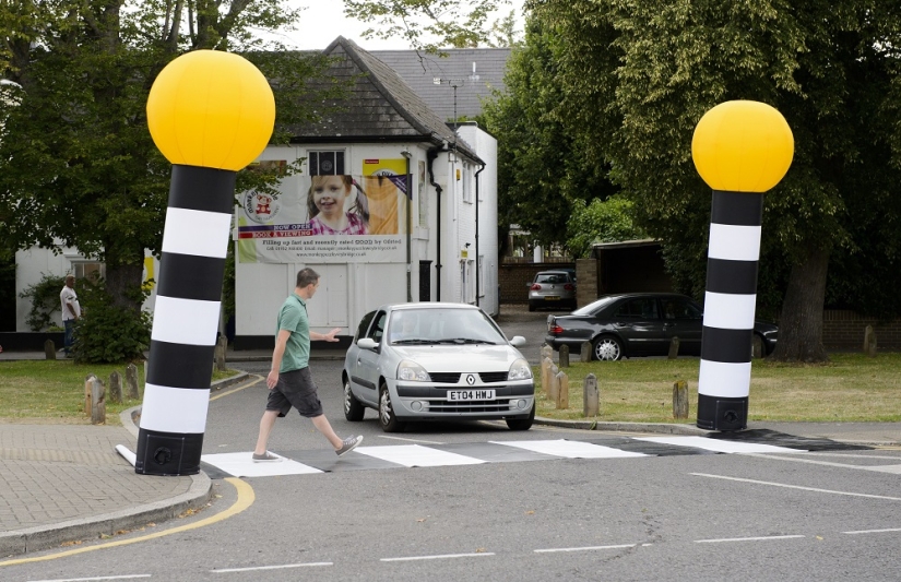 En todas partes tenemos un camino: el británico inventó una "cebra" portátil