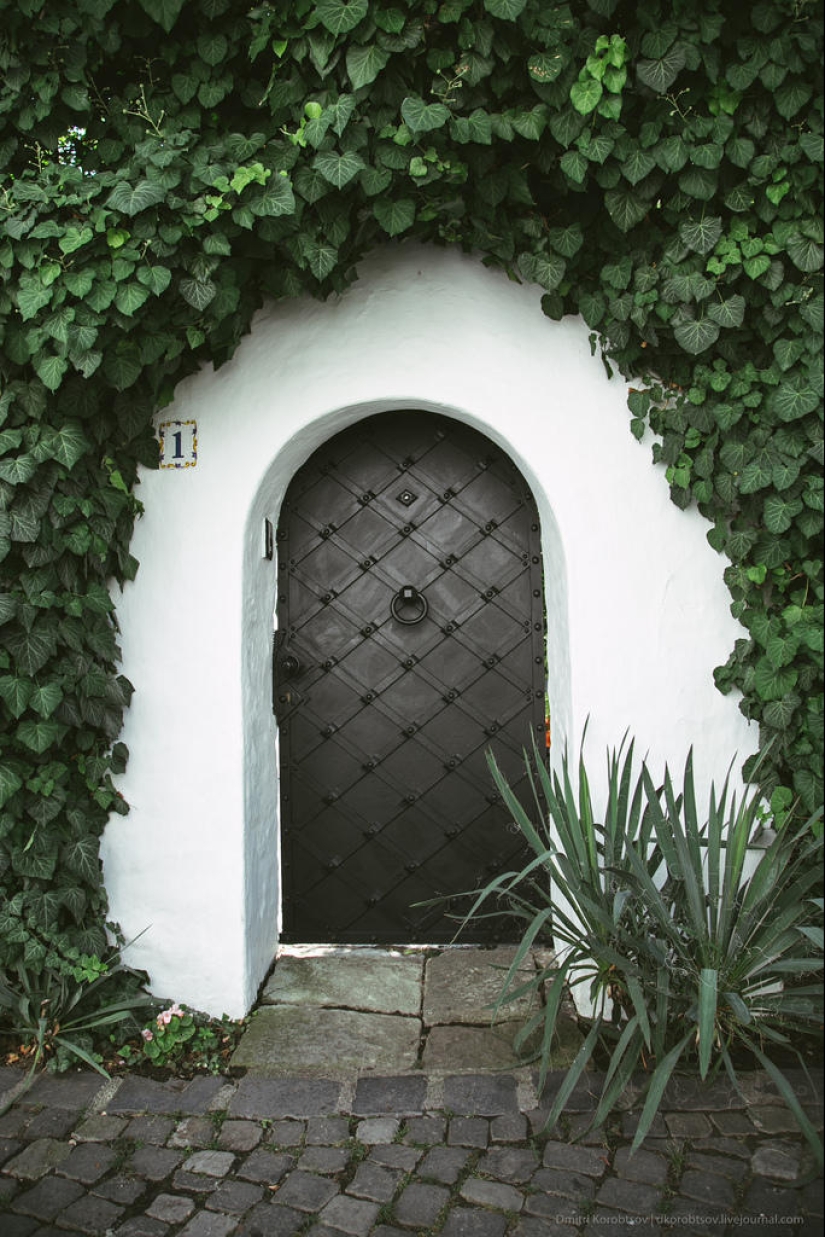 Entertaining geography - doors in different parts of Europe Entertaining geography - doors in different parts of Europe