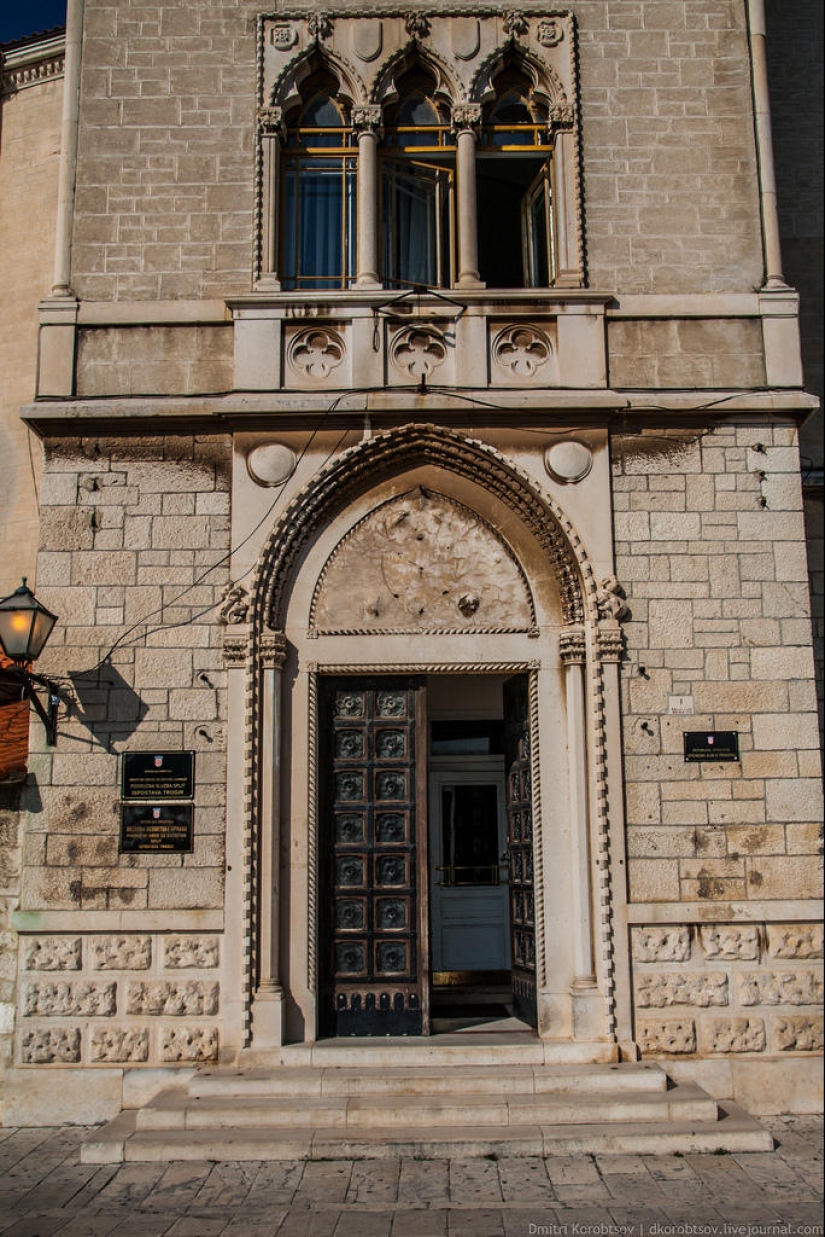 Entertaining geography - doors in different parts of Europe Entertaining geography - doors in different parts of Europe