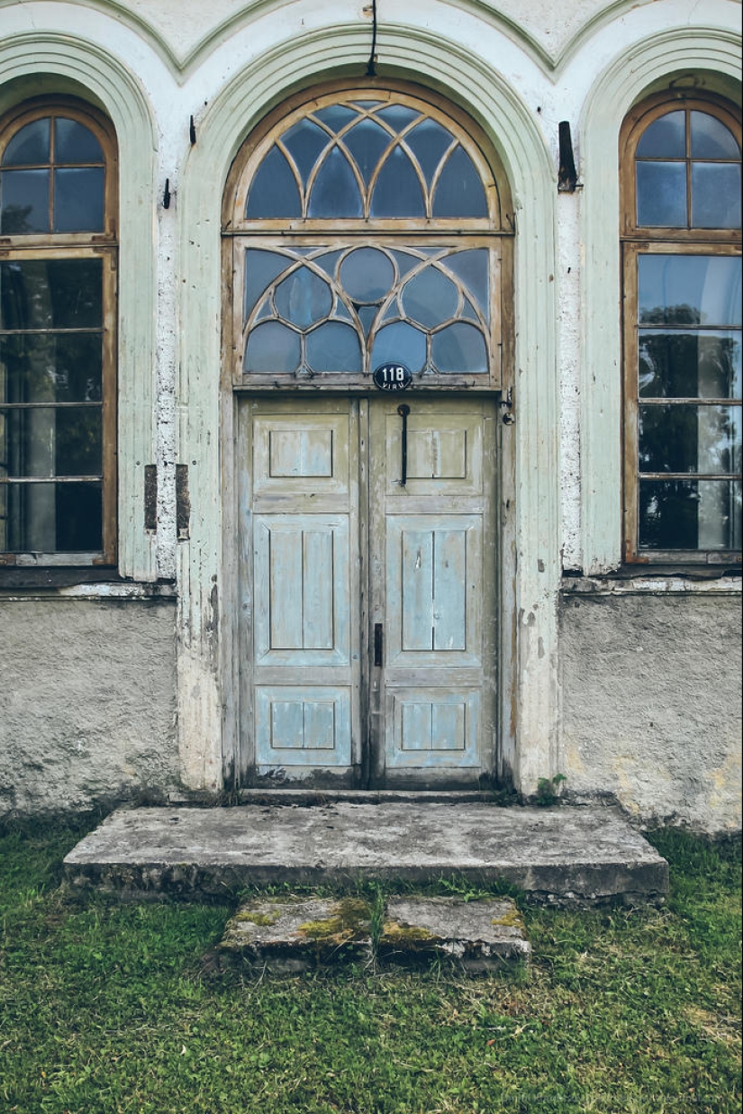 Entertaining geography - doors in different parts of Europe Entertaining geography - doors in different parts of Europe