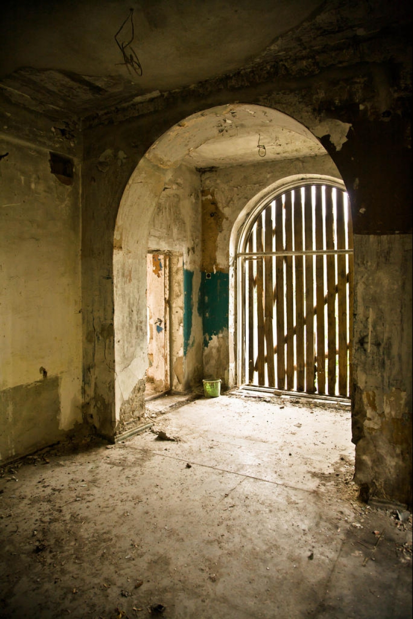 Entertaining geography - doors in different parts of Europe Entertaining geography - doors in different parts of Europe