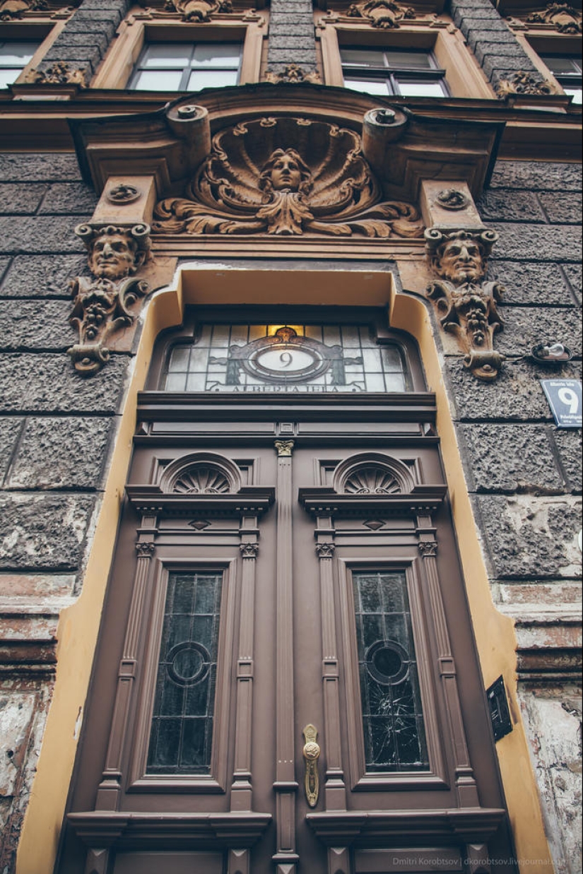 Entertaining geography - doors in different parts of Europe Entertaining geography - doors in different parts of Europe