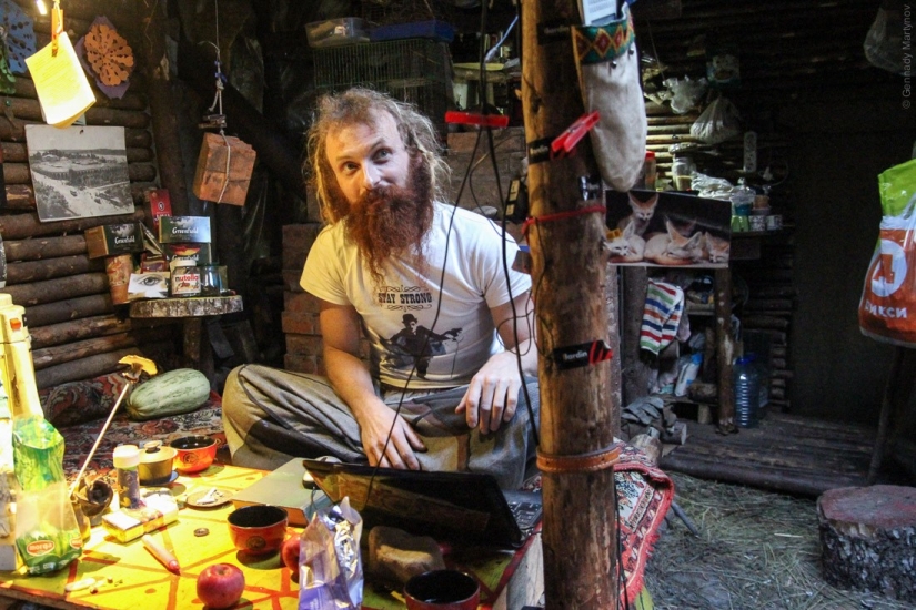 Ermitaño Yuri. Tipi en la carretera de Yaroslavl