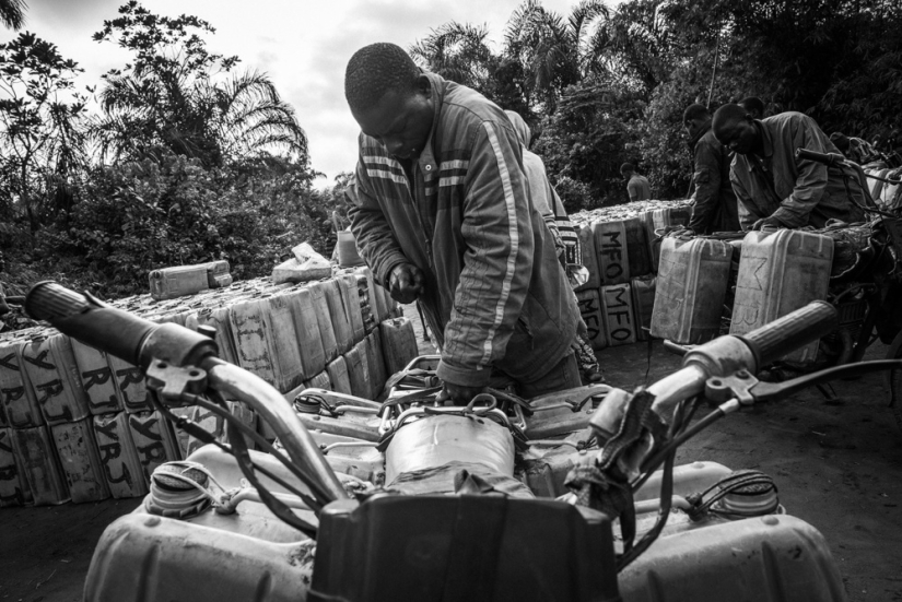 Es solo una bomba, o cómo funciona la mafia petrolera de Benin Es solo una bomba, o cómo funciona la mafia petrolera de Benin