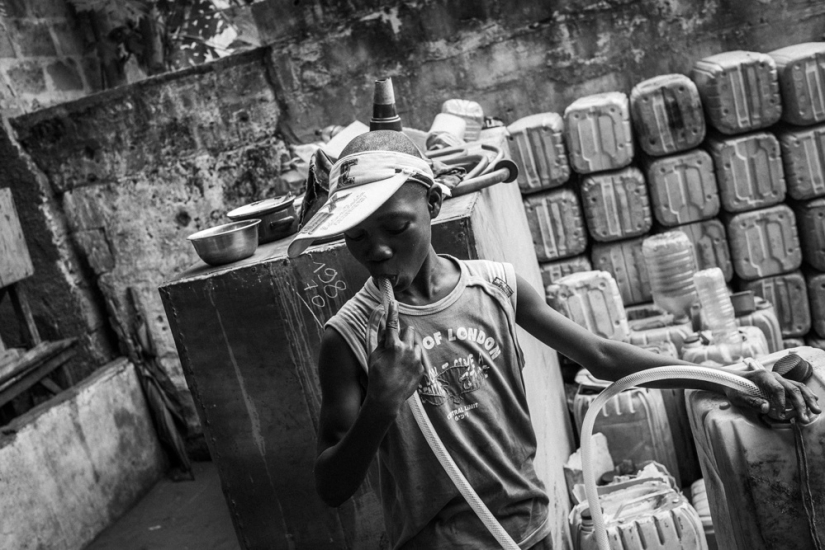 Es solo una bomba, o cómo funciona la mafia petrolera de Benin Es solo una bomba, o cómo funciona la mafia petrolera de Benin