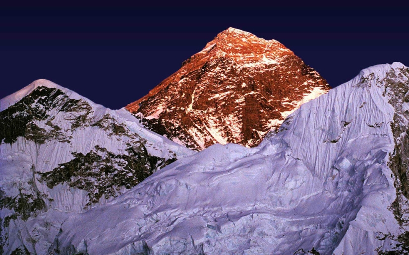 Escalando el Everest: desde 1953 hasta la actualidad Escalando el Everest: desde 1953 hasta la actualidad