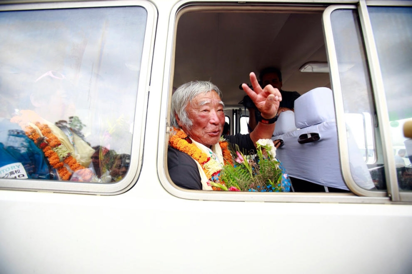 Escalando el Everest: desde 1953 hasta la actualidad Escalando el Everest: desde 1953 hasta la actualidad