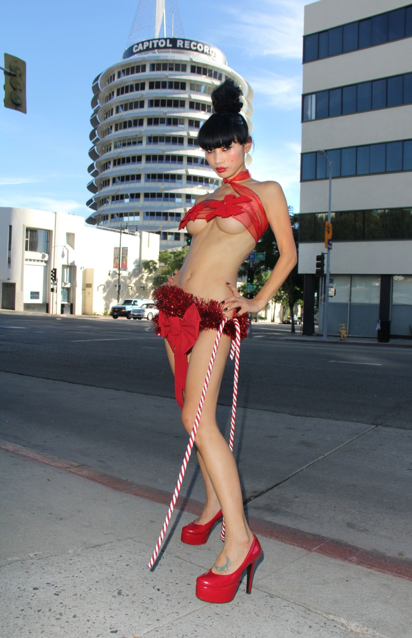 Escote por el contrario: la tendencia de los conjuntos seductores que abren el pecho desde abajo