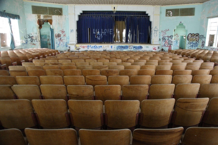 Escuelas y universidades abandonadas en todo el mundo