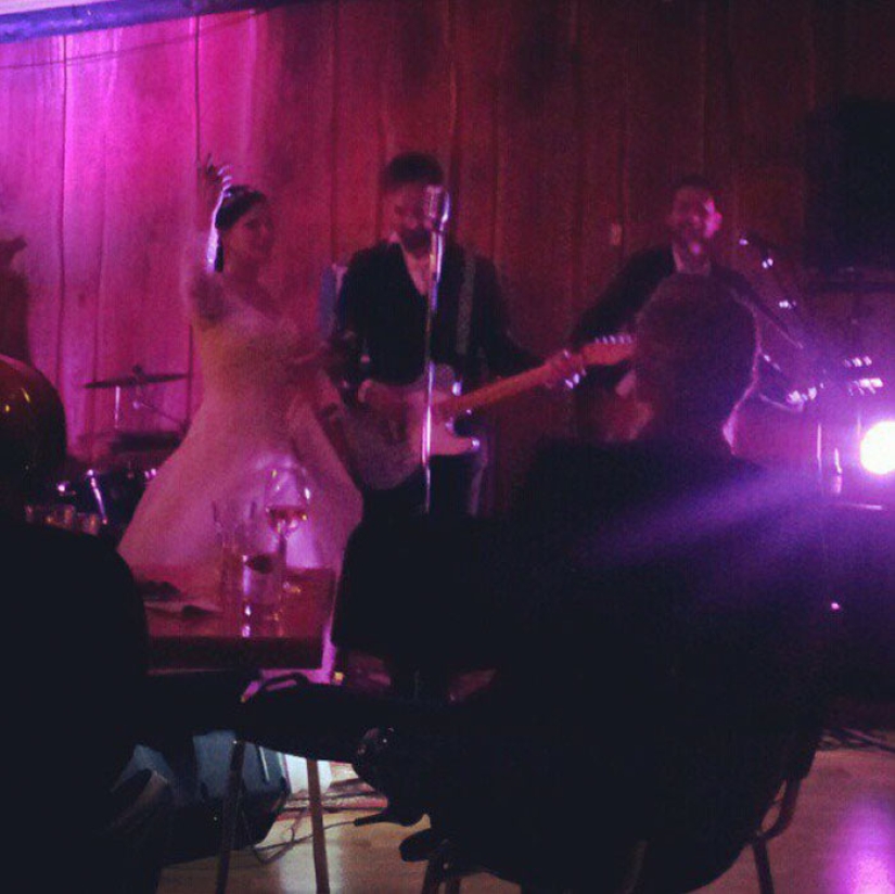 Eso es lo que sucede si no contratas a un fotógrafo profesional para una boda