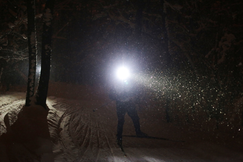 ¡Esquiar! ¡Dale al tipo una pista de esquí, date prisa!