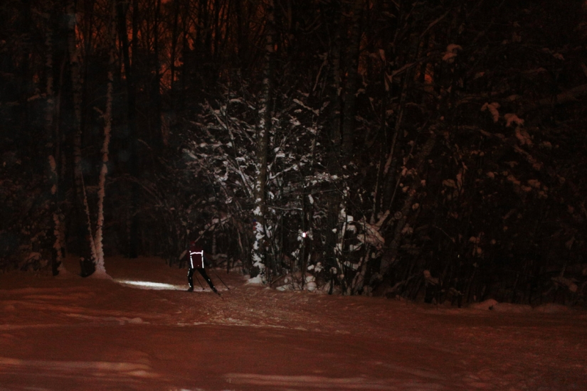 ¡Esquiar! ¡Dale al tipo una pista de esquí, date prisa!