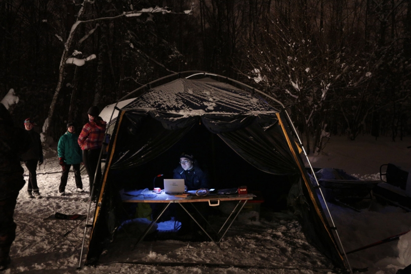 ¡Esquiar! ¡Dale al tipo una pista de esquí, date prisa!