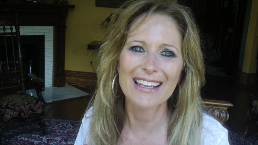 Esta chica vive en EE. UU., tiene un popular vlog de belleza... y tiene 60 años.