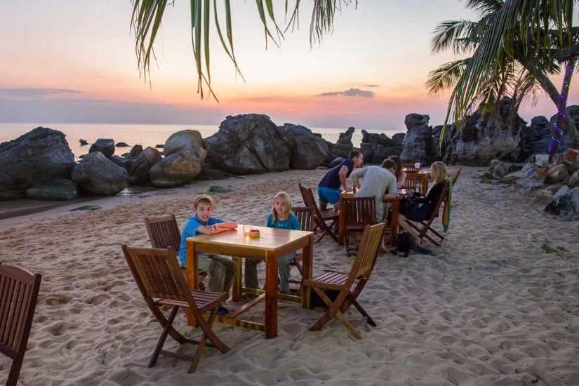 Esta familia vendió su casa y autos para viajar alrededor del mundo. Esta familia vendió su casa y autos para viajar alrededor del mundo.