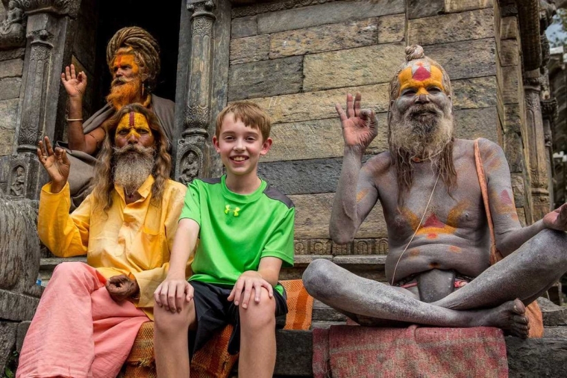 Esta familia vendió su casa y autos para viajar alrededor del mundo. Esta familia vendió su casa y autos para viajar alrededor del mundo.