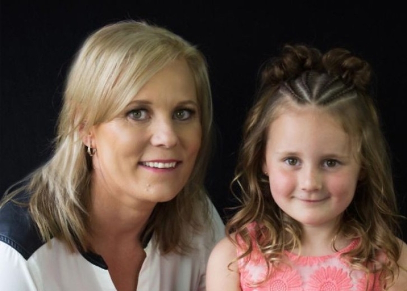 Esta mamá teje las increíbles trenzas de su hija todas las mañanas antes de ir a la escuela
