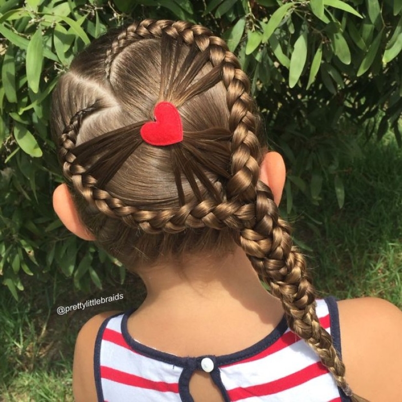 Esta mamá teje las increíbles trenzas de su hija todas las mañanas antes de ir a la escuela Esta mamá teje las increíbles trenzas de su hija todas las mañanas antes de ir a la escuela