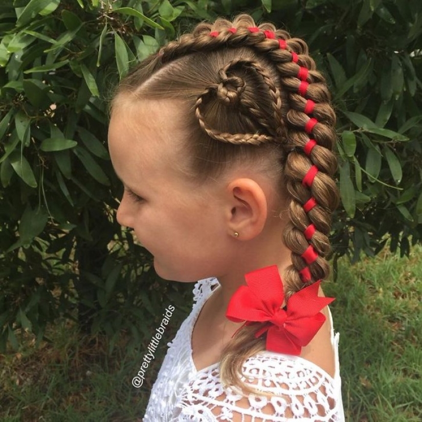 Esta mamá teje las increíbles trenzas de su hija todas las mañanas antes de ir a la escuela Esta mamá teje las increíbles trenzas de su hija todas las mañanas antes de ir a la escuela