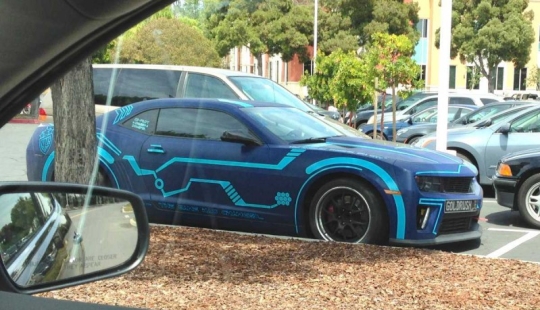 Estacionamiento de millonarios: autos lujosos estacionados afuera de la sede de Facebook en California