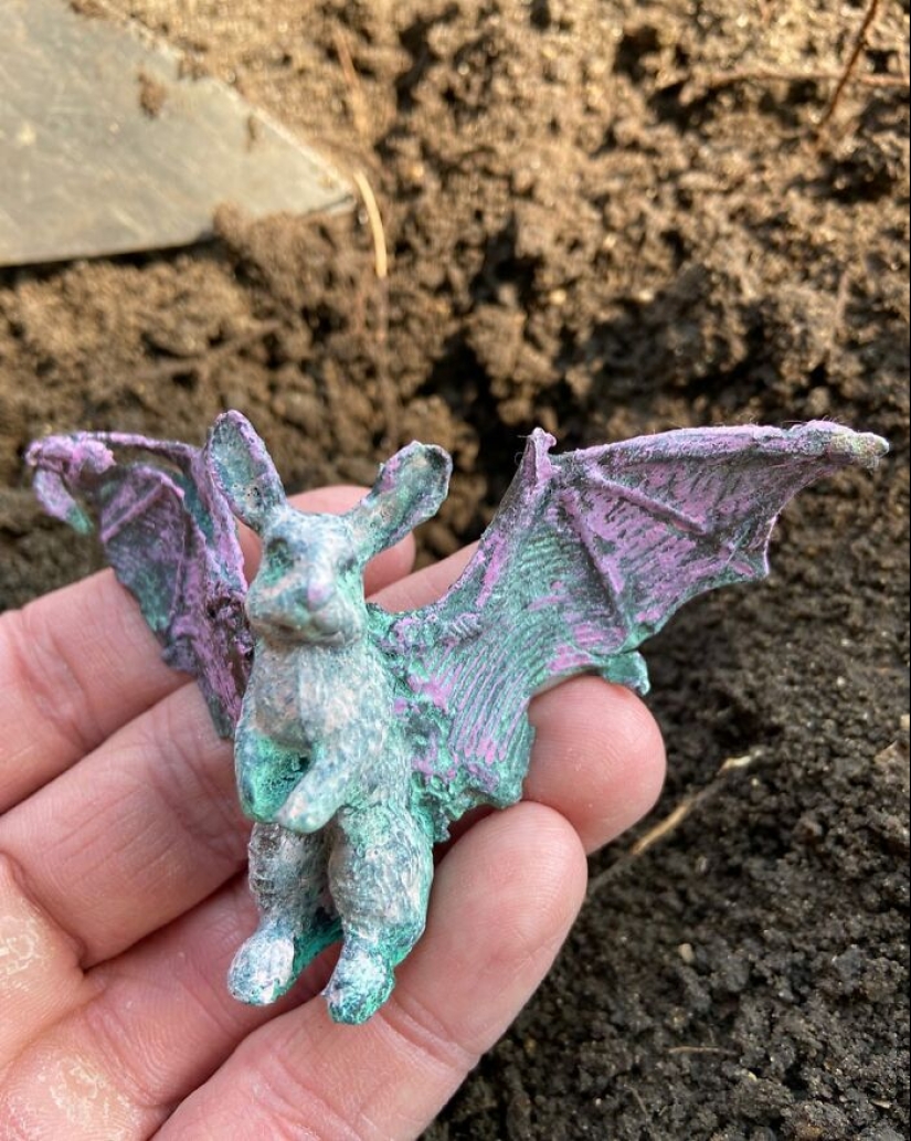 Este artista usa personajes pop reconocibles para crear artefactos antiguos falsos Este artista usa personajes pop reconocibles para crear artefactos antiguos falsos