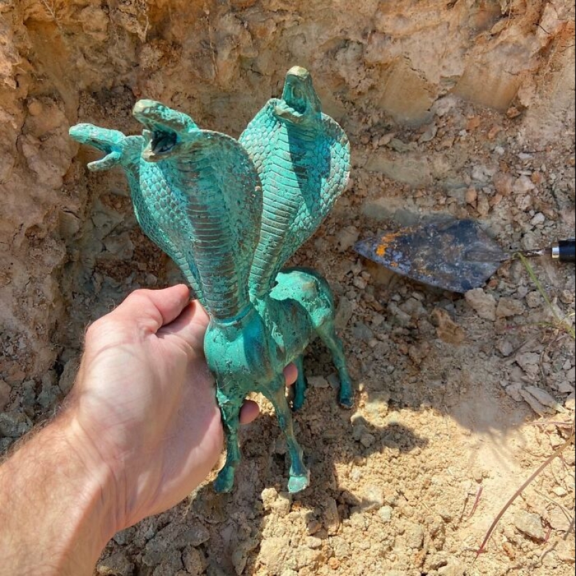 Este artista usa personajes pop reconocibles para crear artefactos antiguos falsos Este artista usa personajes pop reconocibles para crear artefactos antiguos falsos