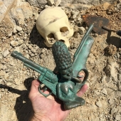 Este artista usa personajes pop reconocibles para crear artefactos antiguos falsos (Parte 2)