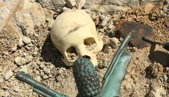 Este artista usa personajes pop reconocibles para crear artefactos antiguos falsos (Parte 2) Este artista usa personajes pop reconocibles para crear artefactos antiguos falsos (Parte 2)