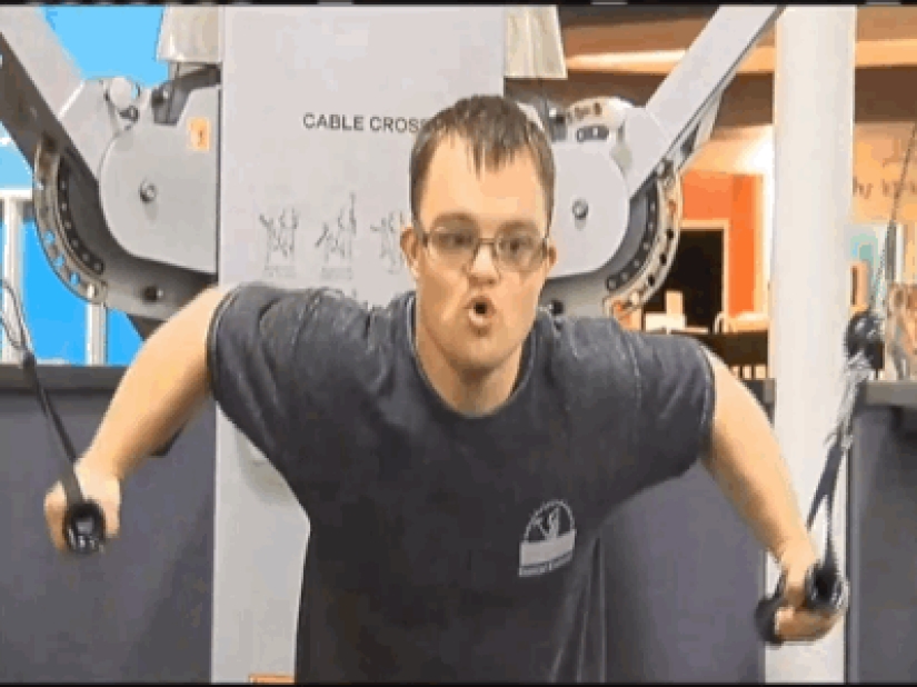 Este chico con síndrome de Down logró cambiarse para competir en una competencia de culturismo