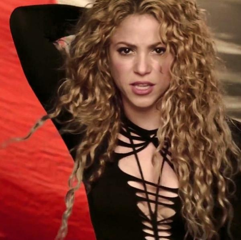 Este diseñador solo toma tijeras y corta atuendos sexys directamente en las modelos Este diseñador solo toma tijeras y corta atuendos sexys directamente en las modelos