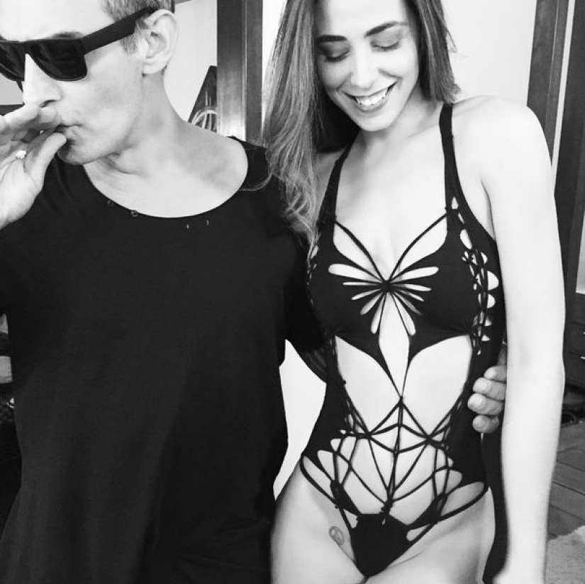 Este diseñador solo toma tijeras y corta atuendos sexys directamente en las modelos Este diseñador solo toma tijeras y corta atuendos sexys directamente en las modelos