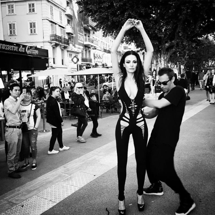 Este diseñador solo toma tijeras y corta atuendos sexys directamente en las modelos Este diseñador solo toma tijeras y corta atuendos sexys directamente en las modelos