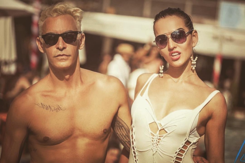 Este diseñador solo toma tijeras y corta atuendos sexys directamente en las modelos Este diseñador solo toma tijeras y corta atuendos sexys directamente en las modelos