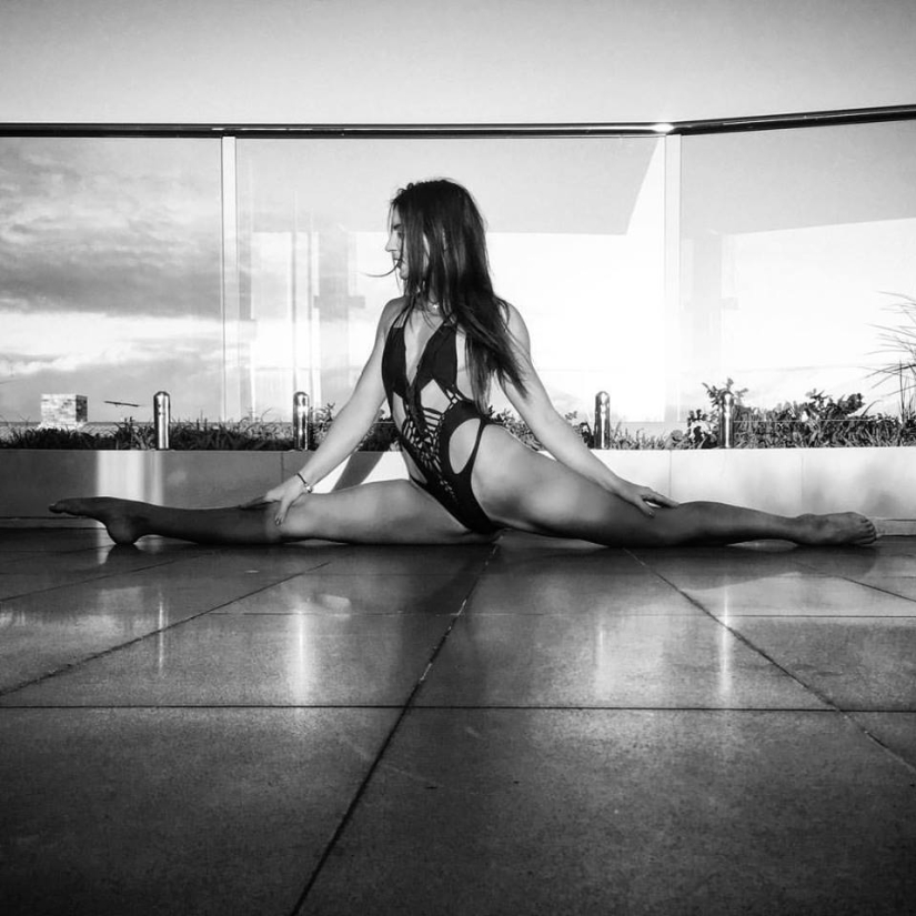 Este diseñador solo toma tijeras y corta atuendos sexys directamente en las modelos Este diseñador solo toma tijeras y corta atuendos sexys directamente en las modelos