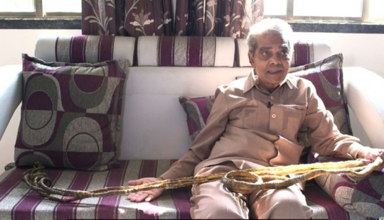 Este hombre no se ha cortado las uñas en 62 años y acaba de romper un récord mundial