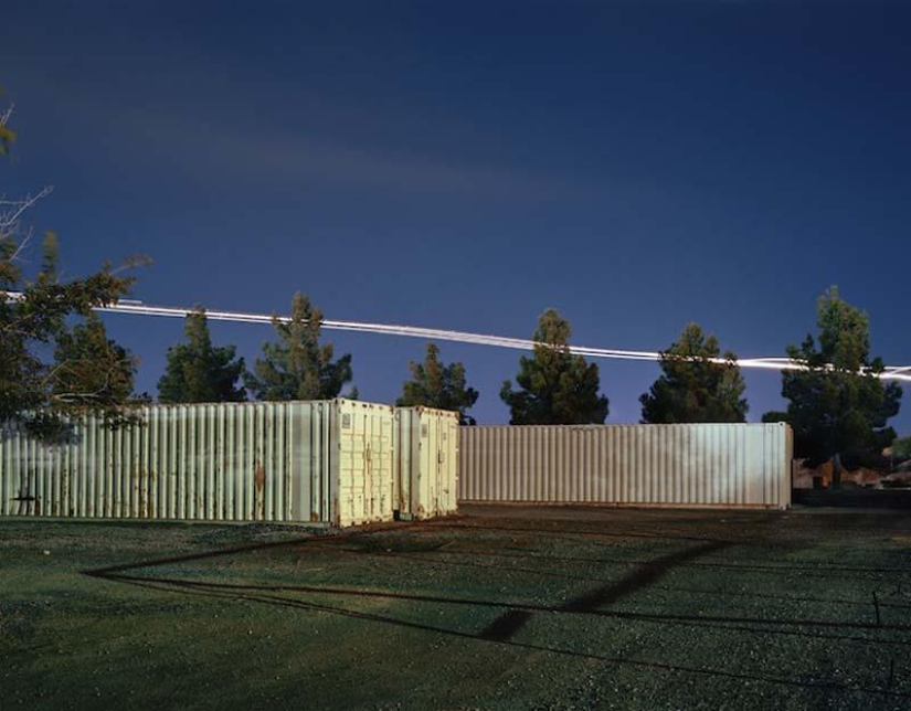 Estelas de luz deslumbrantes de aviones