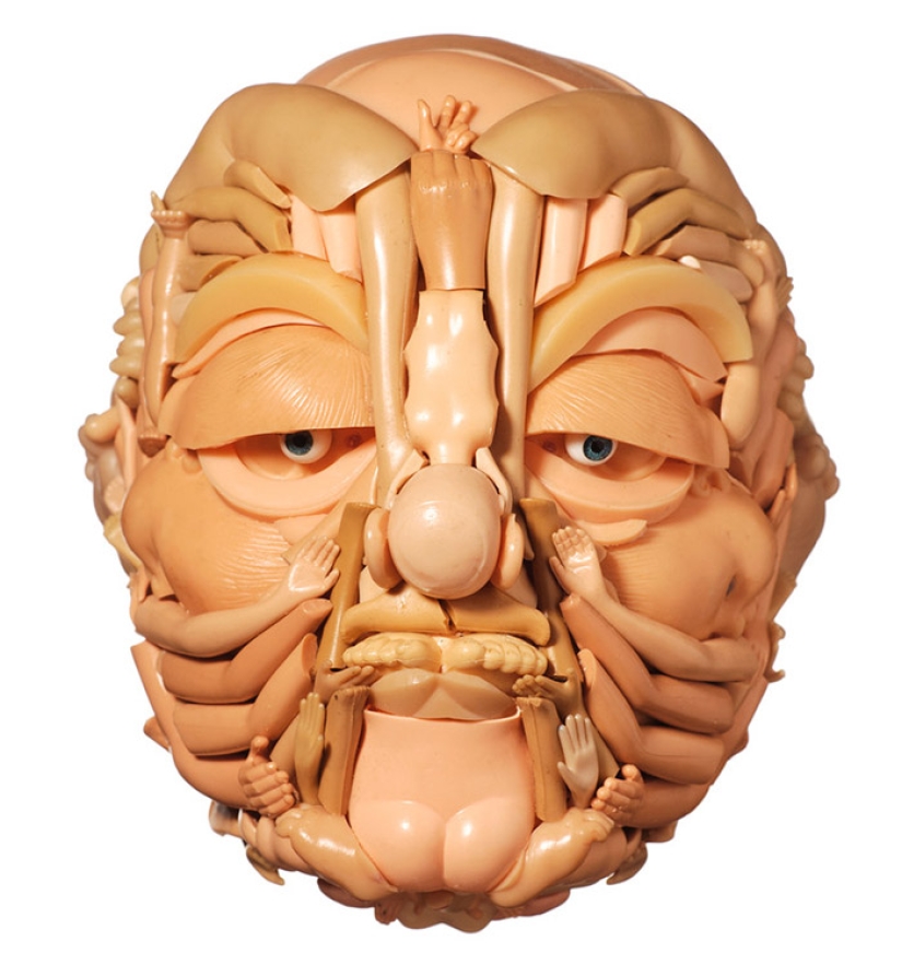 Estos no son juguetes para ti: el escultor crea figuras humanoides a partir de muñecas viejas Estos no son juguetes para ti: el escultor crea figuras humanoides a partir de muñecas viejas