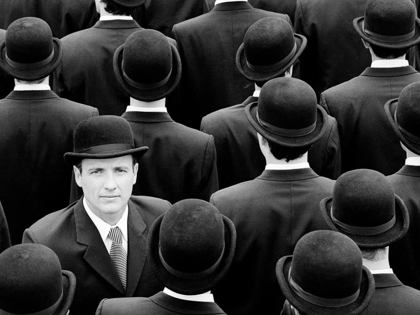 "Estoy parado en medio del desierto, esperando el tren"