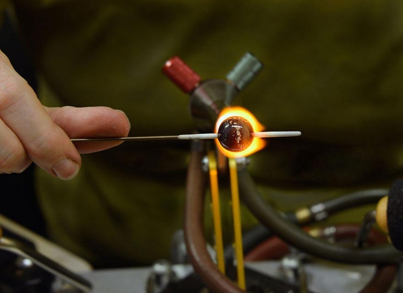 Eternal memory: the artist creates memorial beads from the ashes of the dead people Eternal memory: the artist creates memorial beads from the ashes of the dead people