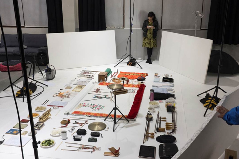 Everything we touch during the day, or what the everyday things of an individual can tell us about